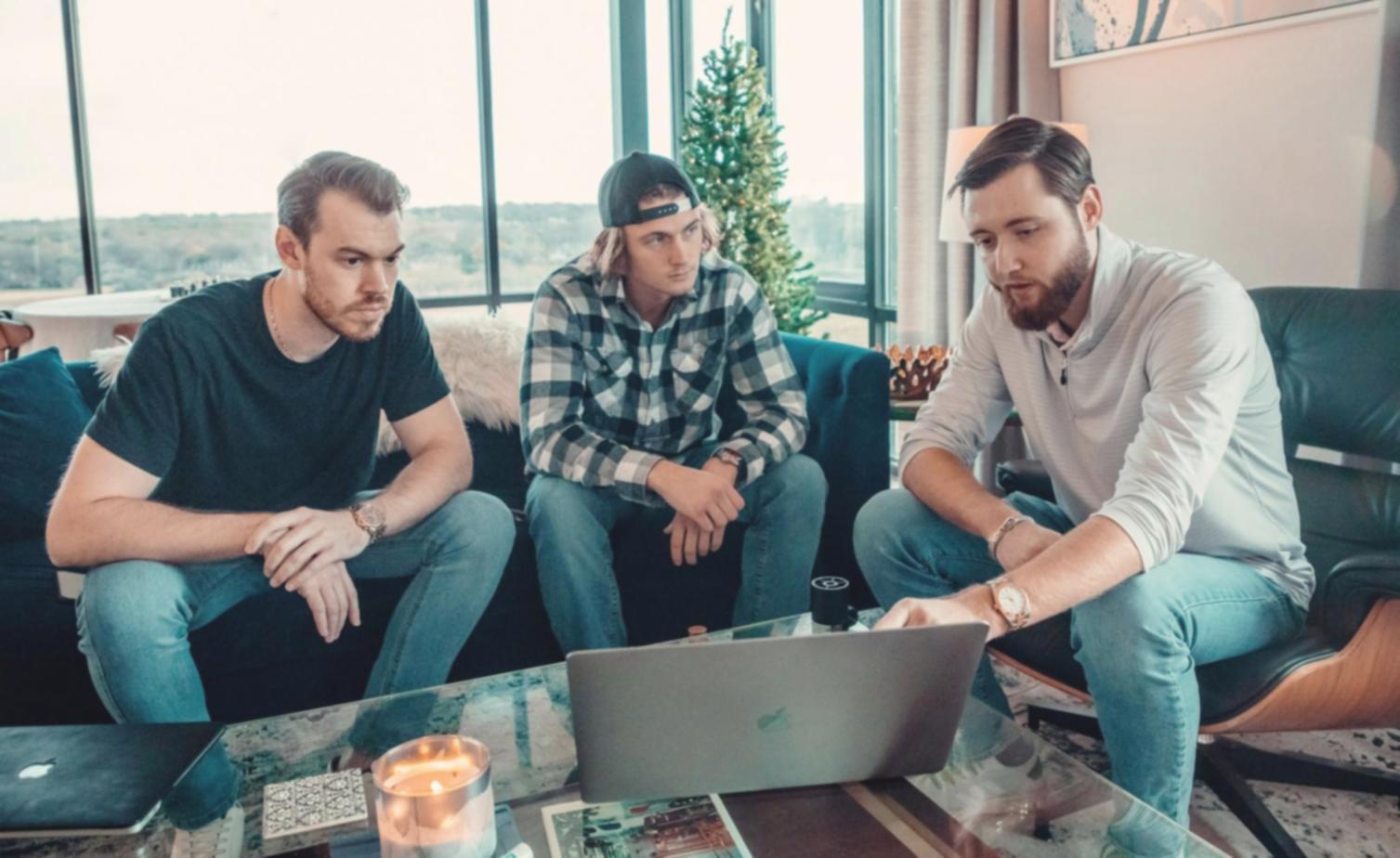 Persona che lavora su obiettivi personali di crescita